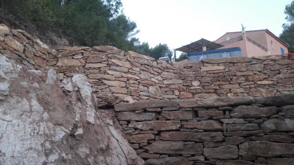 création belles pierres sur le var pour mur d' enrochement